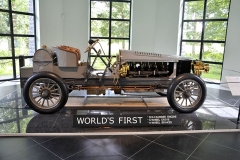 V proskleném pavilonku na konci dvorany zaujal čestnou pozici ­Spyker 60-HP (1903), první automobil na světě s šestiválcem, pohonem všech kol a brzdami na všech kolech