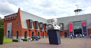 Muzeum zasazené v parku bohatě využívá prvky tradiční holandské architektury s fasádami z režných červených cihel