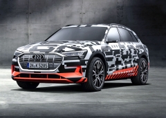 První elektromobil Audi s názvem e-tron se prozatím maskuje, jeho tvary jsou ale již jasně patrné. Bude konkurentem například Jaguaru I-Pace