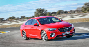 Insignia GSi 2.0 Turbo je na Nordschleife okruhu Nürburgring o 12 sekund rychlejší než předchozí Insignia OPC. Vznětové GSi dosáhne podle Volkera Stryceka stejného času, v zatáčkách je navíc prý často o více než 10 km/h rychlejší