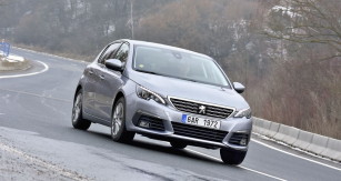 Peugeot 308 hraje i nadále hlavně na komfort, ale s novým motorem umí být i hbitý, překvapivě hospodárný a nečekaně svižný