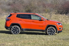 Jeep Compass má nezaměnitelný profil. Všimněte si třeba robustních konců karoserie, dlouhé kapoty, výrazně skloněného čelního skla nebo hranatých výřezů blatníků