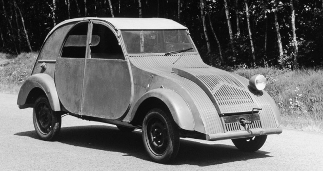 Jeden z prototypů TPV z roku 1939. Kvůli úspoře hmotnosti měl pouze jediný čelní světlomet