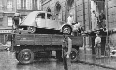 Koncem léta 1948 pořádali v pařížském hotelu Continental utajenou předpremiéru pro vybrané koncesionáře. 2CV mohli ­dostat do sálu v prvním poschodí jenom oknem. ­Obchodníci byli při spatření novinky zděšeni