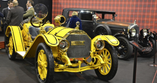 Ve své době slavný Mercer Racebout (1912), šasi 35-D- -378. Vynikal rychlostí a přitom spolehlivostí. Značku založila roku 1909 rodina Roeblingových. Tito američtí inženýři vydělali peníze stavbami vyplétaných lávek z ocelových lan. Vzadu Bentley 4,5 l Weyman Saloon (1929)