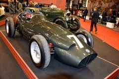 Stirling Moss popsal tento monopost BRM Type P25 (1958) jako „nejkonkurenceschopnější automobil Grand Prix s motorem vpředu, který se mi nejlépe řídil“. Toto šasi č. 258 doprovází skvělá závodní historie; vzadu Bentley Speed Six Le Mans (1929), šasi BA2580