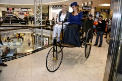 Repliku tříkolky Benz Patent Motorwagen Nr. 3 řídila paní „Bertha“, vedle ředitelka centra Arkády Mgr. Denisa Gálová