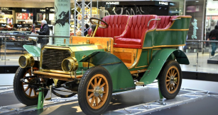 Benz Parsifal 10/12 PS (1902 – 03) zavěšený v prostoru byl prvním automobilem, jenž nevypadal jako kočár. ­Zážehový, kapalinou chlazený motor s ventilovým rozvodem SV o objemu 1727 cm3 (8,8 kW/ /12 k) měl ­rozprašovací tryskový karburátor. Jde o jediný „přeživší“ kus s dvouválcem, a navíc se přes sto let nachází na území ČR