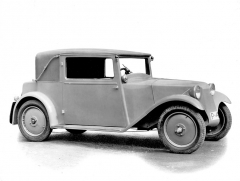 Sériová Tatra 57 alias Hadimrška ročníku 1932 se stupačkami mezi blatníky