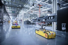 Digitálně síťově propojená autonomní vozidla přepravního systému FTS (Fahrerlose Transportsysteme) dodávají díly nákladních vozidel na novou montážní linku závodu Sao Bernardo do Campo (Sao Paulo) společnosti Mercedes-Benz do Brasil.