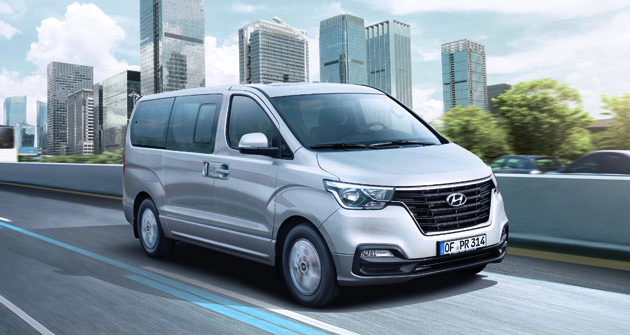 Hyundai H-1 má nově navrženou příď. Po obou stranách nové masky chladiče jsou horizontálně uspořádané světlomety, které jsou dodávány s projekční technikou, optimalizovaným tvarem a vyšší účinností.