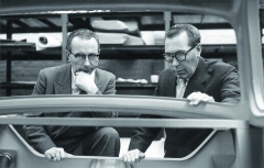 Zakladatelé automobilky DAF Hub (vlevo) a Wim (vpravo), bratři van Doorneové. Fotografie pochází z prostředku šedesátých let minulého století.
