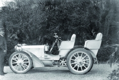 První Mercedes 35 hp z roku 1901. Automobil již vykazuje všechny tvarové hodnoty, které z něj dělají moderní vůz se spalovacím motorem. Jde o zcela první vůz dodaný Emilu Jellinekovi na začátku roku 1901. Fotografováno v zahradě Jellinekovy vily na Promenade des Angles v Nice.