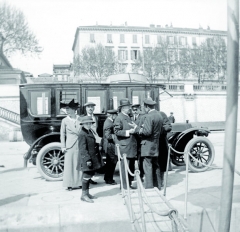 Rodina Emila Jellineka v přístavu „Port Lympia“ v Nice u rodinného vozu cestovní limuzíny Mercedes Simplex 60 HP. Fotografie pochází z roku 1914 a byla pořízena z paluby parní jachty Mercedes II.