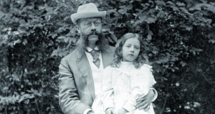 Emil Jellinek se svojí dcerkou Mercédès Adrienne Manuelou Ramonou, která se narodila 16. září 1889 v Baden u Vídně. Jellinek si při jednání o nových motorech pro nové automobily v roce 1900 vymínil u společnosti D.M.G., že ponesou jméno právě po ní – Daimler Mercedes, resp. Mercedes.
