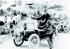 Týden v Nice 26. a 27. března 1900, Závod cestovních vozidel Nice-Draguignan-Nice (296 km). Vítěz třídy E. T. Stead a Wilhelm Bauer za řidítky závodního vozu Daimler Phoenix s motorem o maximálním výkonu 28 k (startovní číslo 106). Vedle vozu stojí Herman Braun – on nakonec fatální nehodu, která se uděje v zápetí po startu do závodu do vrchu, přežije, Bauer nikoliv.
