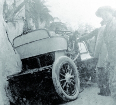 Bauerův závodní speciál Daimler Phoenix (23 k) nebyl při nehodě v závodě do vrchu Nice-La Turbie v roce 1900 nijak zvlášť poškozen, bohužel řidič druhý den zraněním v nemocnici podlehl.