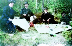 Jedna z velmi raritních, prvních barevných, fotografií z roku 1905. Emil Jellinek se svojí druhou ženou Madelaine, řidičem a dalším společníkem na pikniku v plenéru.
