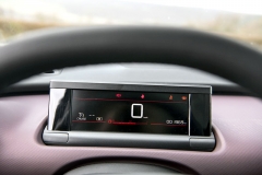 V zorném poli řidiče je ve všech verzích umístěn přehledný displej s nejdůležitějšími informacemi a kontrolkami