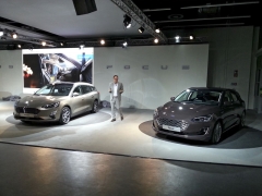 Amko Leenarts, šéfdesignér Ford of Europe, během své prezentace v Merkenichu (vlevo Focus Titanium, vpravo Vignale)