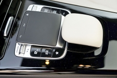 Jedním z komunikačních rozhraní mezi řidičem a vozem je touchpad na středové konzole