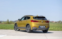 BMW X2 působí velmi kompaktně. Zajímavostí jsou znaky BMW na zadních sloupcích