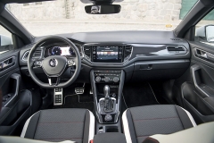 Palubní deska má specifický vzhled, vynikající ergonomií je T-Roc typickým Volkswagenem