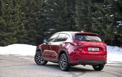 Sportovní styl druhé generace Mazdy CX-5 je jasně patrný i při pohledu zezadu