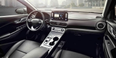 Hyundai Kona Electric se od ostatních verzí řady Kona uvnitř liší novým přístrojovým štítem a speciální visutou středovou konzolou