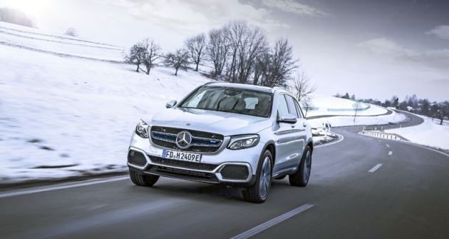 Mercedes-Benz GLC F-CELL, první automobil na světě kombinující palivové články s výkonným akumulátorem schopným dobíjení z vnějších zdrojů