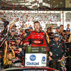 Austin Dillon (Chevrolet) získal teprve druhé vítězství v nejvyšší lize NASCAR, ale zato v největším závodě 500 mil Daytony 2018