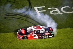 Austin Dillon (Chevrolet) slaví triumf v 60. ročníku Daytona 500 divácky oblíbenými piruetami