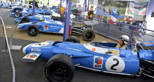 Matra MS 80 (1969, V8 Ford Cosworth DFV) č. 2, monopost, který dominoval MS F1 se šesti vítězstvími. Jackie Stewart se stal mistrem světa a Matra vítězem konstruktérů; za ním MS 120 (1970, V12 Matra) č. 03. Šasi trpělo malou tuhostí monokoku. Beltoise a Pescarolo vybojovali na MS 120 v seriálu Grand Prix 3x třetí místo