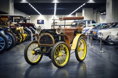 Někdo musel být první. V případě Renaultu to byl Type A z roku 1898. Vůz postavil Louis Renault a původně nebyl vůbec určen k prodeji, ale brzy se ukázal jeho potenciál, čehož zakladatel pohotově využil. Vůz o hmotnosti 200 kg dosahoval rychlosti až 32 km/h