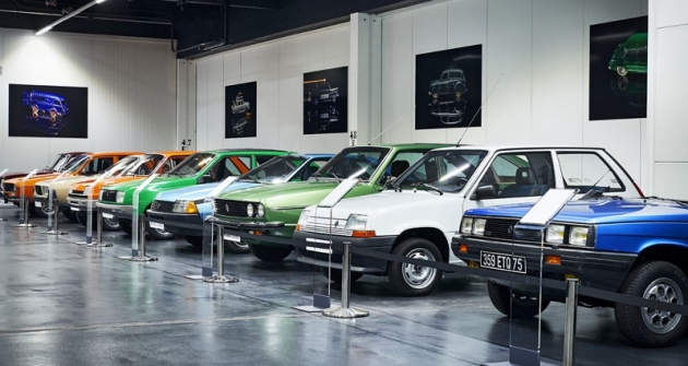 Speciální výstava představující v průřezu vývoj značky Renault za posledních 120 let nebyla přístupná veřejnosti. Odehrála se v prostorách závodu Flins u Paříže