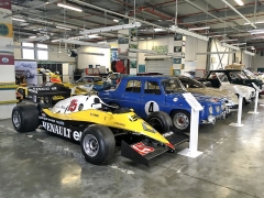Místo, kde zaměstnanci Renault Classic oživují historii – ­renovační dílna, ve které se pečuje o stroje z celé historie značky od replik Type A až po malý tank Renault