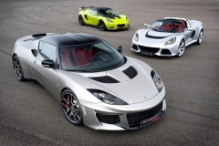 Lotus Evora 400, za ním Exige S Roadster a Elise Cup 220, tři typické sportovní vozy z britského Norfolku při oslavě 50 let výroby v nové továrně (od 1967)