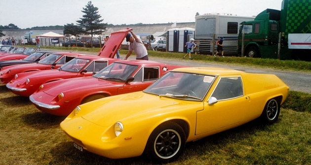 Lotus Europa (typ 46)  se sériovým čtyřválcem  z Renaultu 16, určený pro export na evropský kontinent (premiéra 1966)