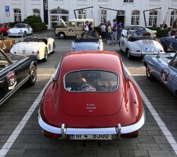 Skladba zúčastněných vozů byla velmi ­pestrá, nechybělo ani několik vozů Jaguar, včetně totoho E-Type Coupé