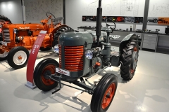 Jednoválcový Zetor 15 (1947 – 1948) byl alternativou k výkonnějšímu dvouválcovému typu Zetor 25 (1946 – 1948)