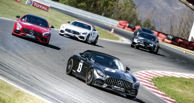 Kurzy z programu AMG Driving  Academy se v rámci České  republiky konají na okruzích  v Mostě (na snímcích) a v Brně