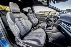 Sportovně laděná Fiesta ST osloví vynikajícími sedadly Recaro a v detailech upraveným pracovištěm řidiče
