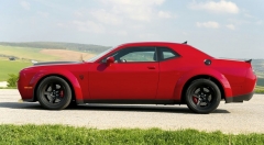 Dodge Challenger SRT Demon je směsicí stylu 60. let, moderního komfortu a decentně skryté, avšak zcela bezkonkurenční síly