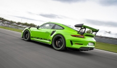 Zadní přítlačný spoiler je mechanicky nastavitelný a využívá zkušeností ze závodních verzí modelu 911