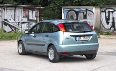 Ford Focus první generace s motorem 1.6i, typickou barvou a originálními litými ráfky z nabídky Ford RS