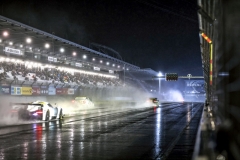 V noci začalo pršet, což jezdcům velmi ztížilo podmínky. Bílý vůz na fotografii je Scuderia Cameron Glickenhaus 003c, který letos dojel na 19. místě a jel spolu s Renaultem RS01 ve třídě SP-X