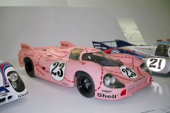 Porsche 917/20 v růžové barvě s řeznickými motivy, německá posádka Reinhold Joest/Willi Kauhsen ve 24 h Le Mans 1971 po havárii neuspěla