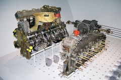Srdcem vozu je vzduchem chlazený plochý dvanáctiválec boxer, v první verzi s objemem válců 4494 cm3