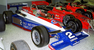 Al Unser dobyl jedno ze svých vítězství na tomto monopostu Lola-Cosworth Turbo, když startoval v týmu Chaparral Racing (1978)
