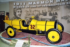 Ray Harroun na šestiválci Marmon Wasp 7,6 l vyhrál první ročník průměrnou rychlostí 120,02 km/h (1911)
